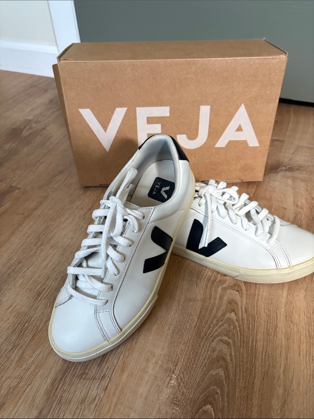 Veja Esplar Women’s Size 37EU/6UWhite Leather Low-Top Sneakers with Black V Logo